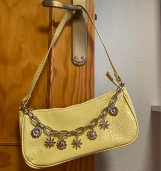 Bolso amarillo cocodrilo con cadena y dijes