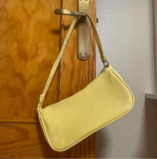 Bolso amarillo cocodrilo con cadena y dijes