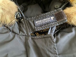 Parka Woolrich nera con cappuccio