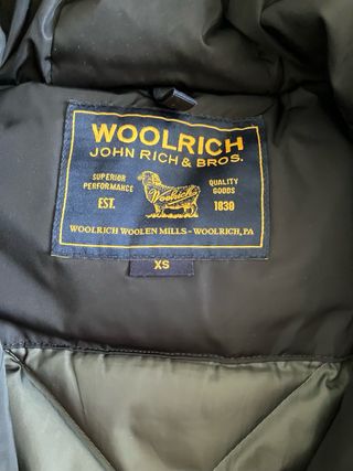 Parka Woolrich nera con cappuccio