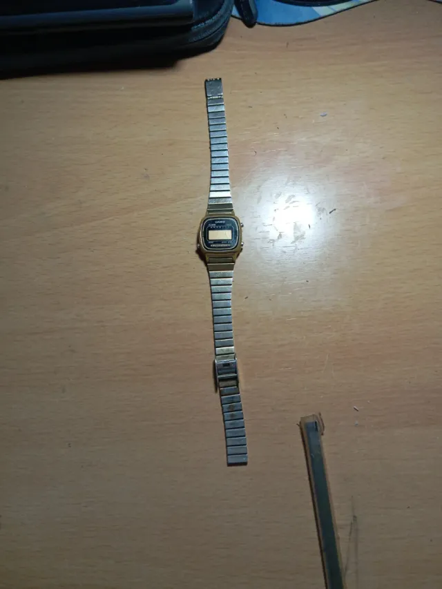 Reloj Casio Dorado y Plateado