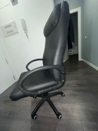 Silla de oficina negra con cojín