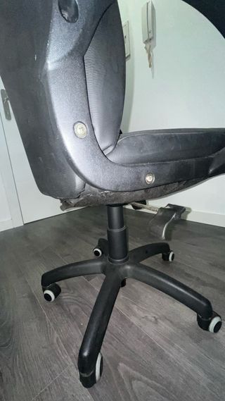 Silla de oficina negra con cojín