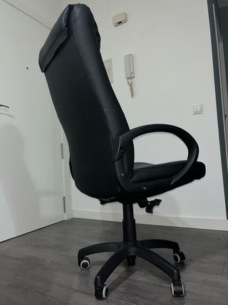 Silla de oficina negra con cojín