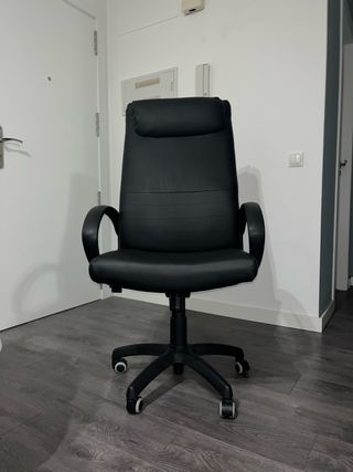 Silla de oficina negra con cojín