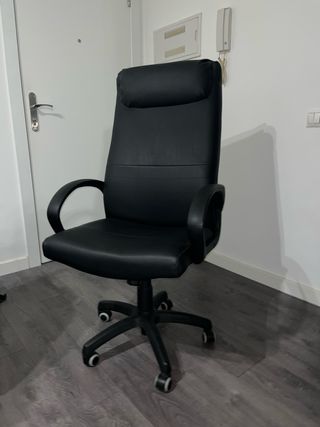 Silla de oficina negra con cojín