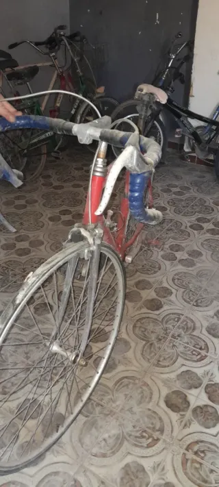 Bicicleta de carretera roja, antigua