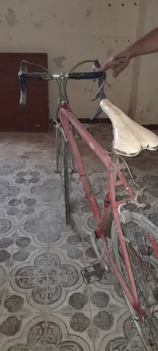 Bicicleta de carretera roja, antigua