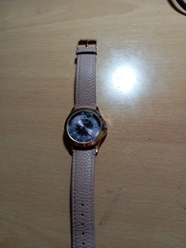 Reloj Correa Rosa y Detalles Dorados