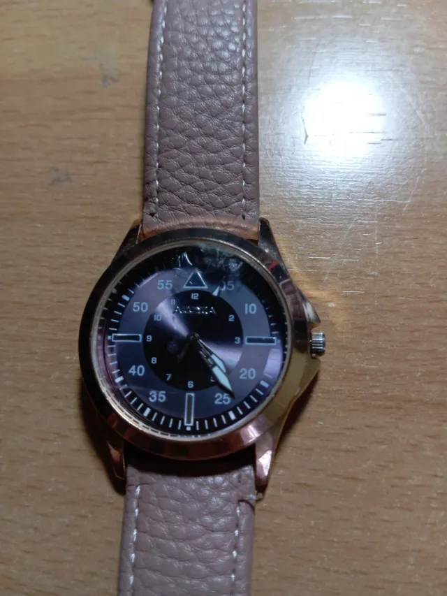 Reloj Correa Rosa y Detalles Dorados