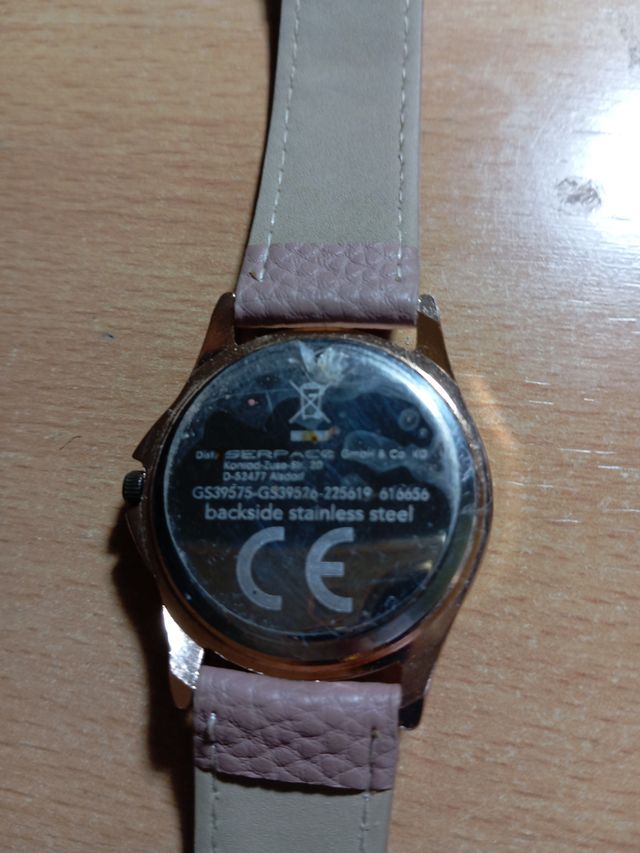 Reloj Correa Rosa y Detalles Dorados