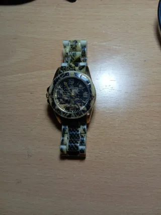 Reloj de pulsera dorado y multicolor