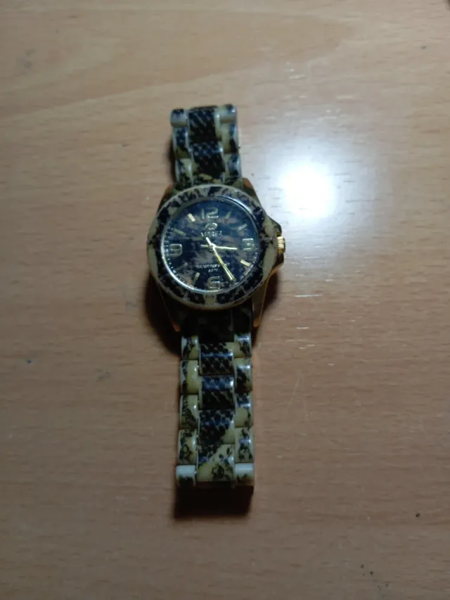 Reloj de pulsera dorado y multicolor