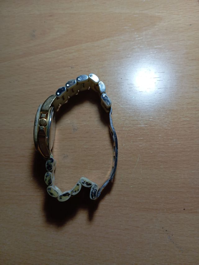 Reloj de pulsera dorado y multicolor