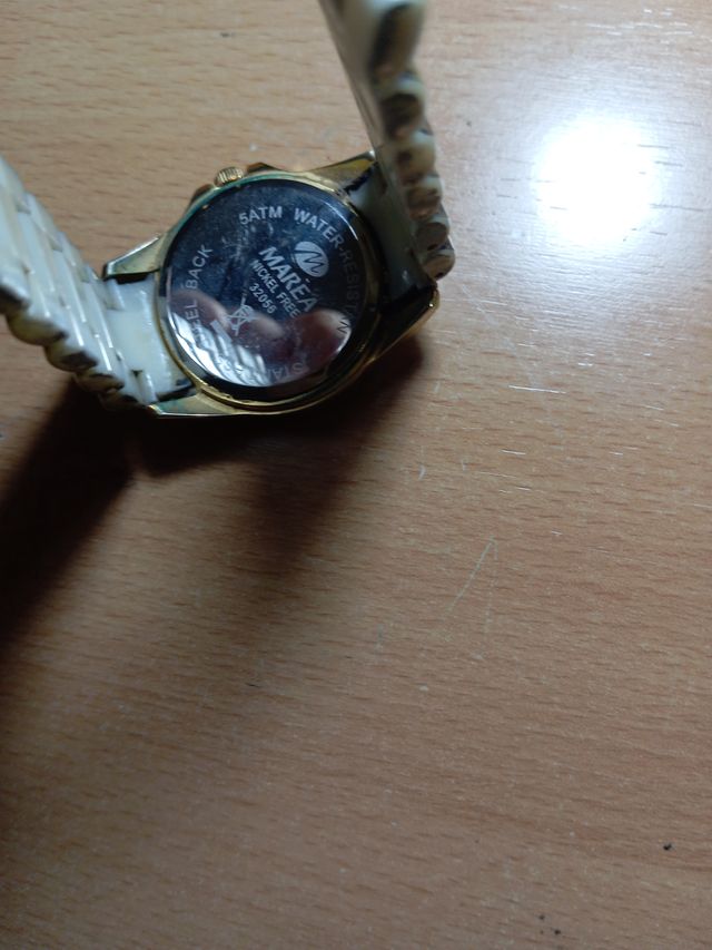 Reloj de pulsera dorado y multicolor