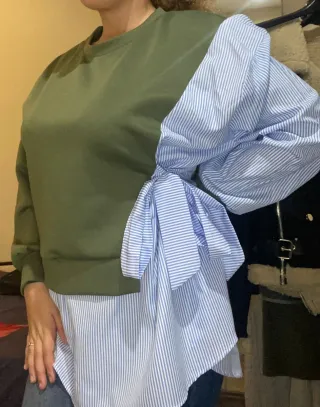 Blusa verde con mangas de rayas
