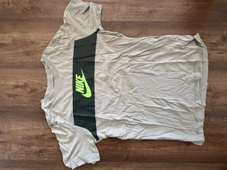 Camiseta Nike Gris con Raya Verde