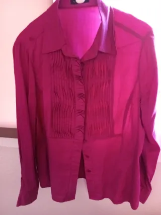 Camisa morada mujer. Plisada por delante.



