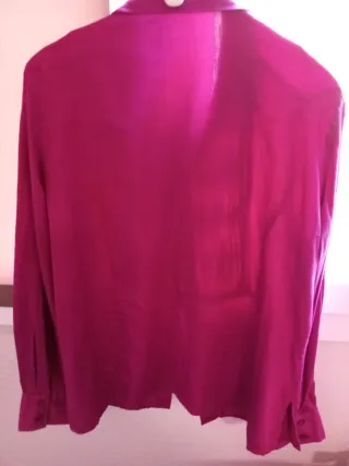 Camisa morada mujer. Plisada por delante.




