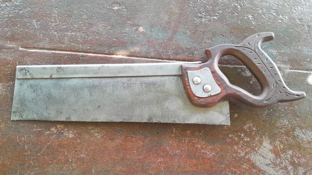 Serrucho de carpintero tallado