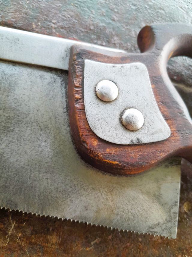 Serrucho de carpintero tallado