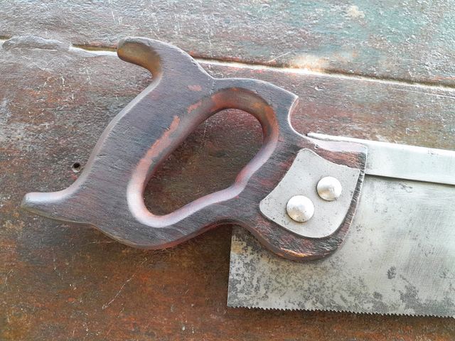 Serrucho de carpintero tallado