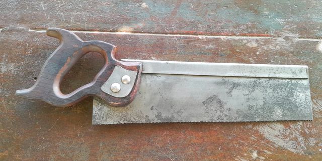 Serrucho de carpintero tallado