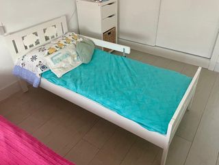 Cama infantil blanca con barrera