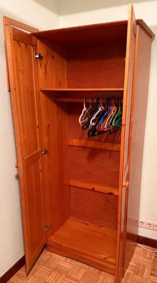 Armario de madera maciza