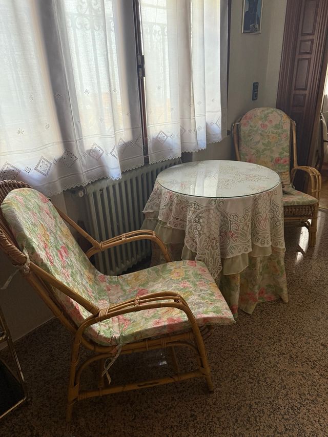 Mesa redonda y 2 sillones de mimbre