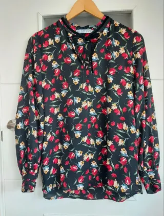 Zara Talla S - Blusa floral cuello mao