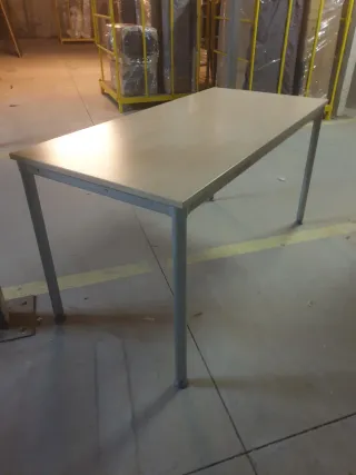 Mesa de oficina madera y metal