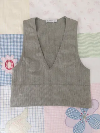 Top verde militar escote pico Stradivarius 

