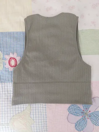 Top verde militar escote pico Stradivarius 

