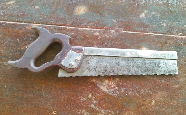 Serrucho carpintero fino madera