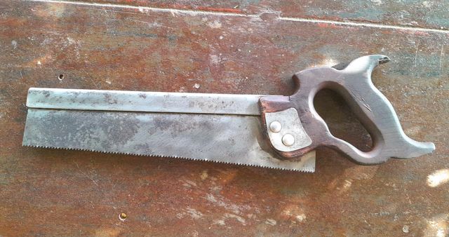 Serrucho carpintero fino madera