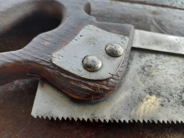 Serrucho carpintero fino madera