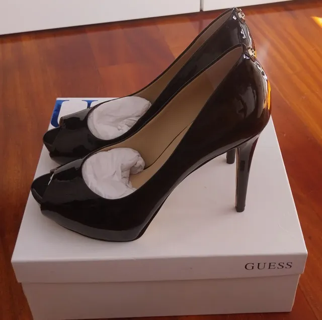 Zapatos de tacón Guess negros charol