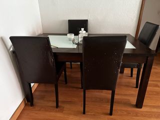 Mesa de comedor y 5 sillas.
