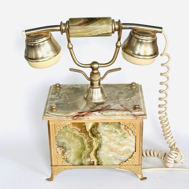 Teléfono vintage de mármol ónix y metal dorado