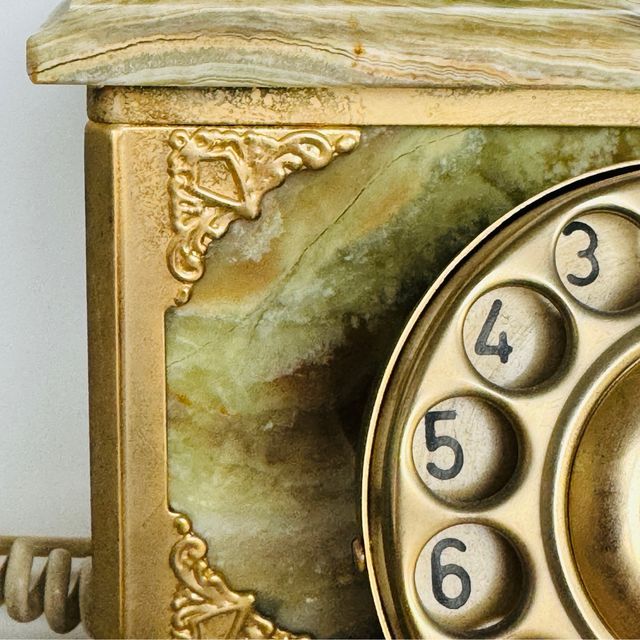 Teléfono vintage de mármol ónix y metal dorado