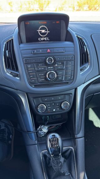 Opel Zafira Tourer 2012