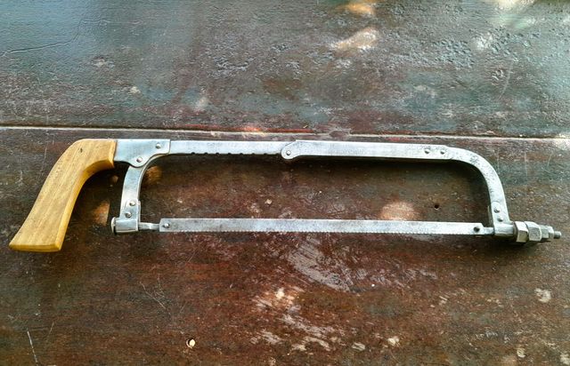 Serrucho de carpintero con mango de madera