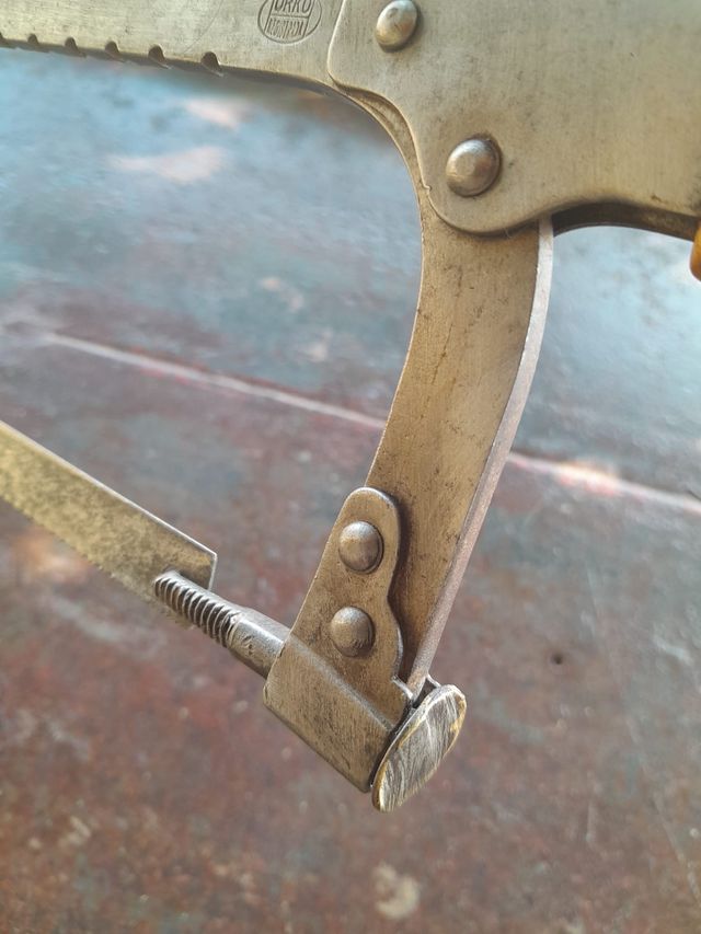 Serrucho de carpintero con mango de madera