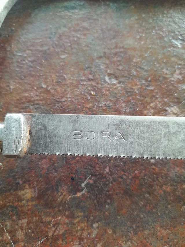 Serrucho de carpintero con mango de madera