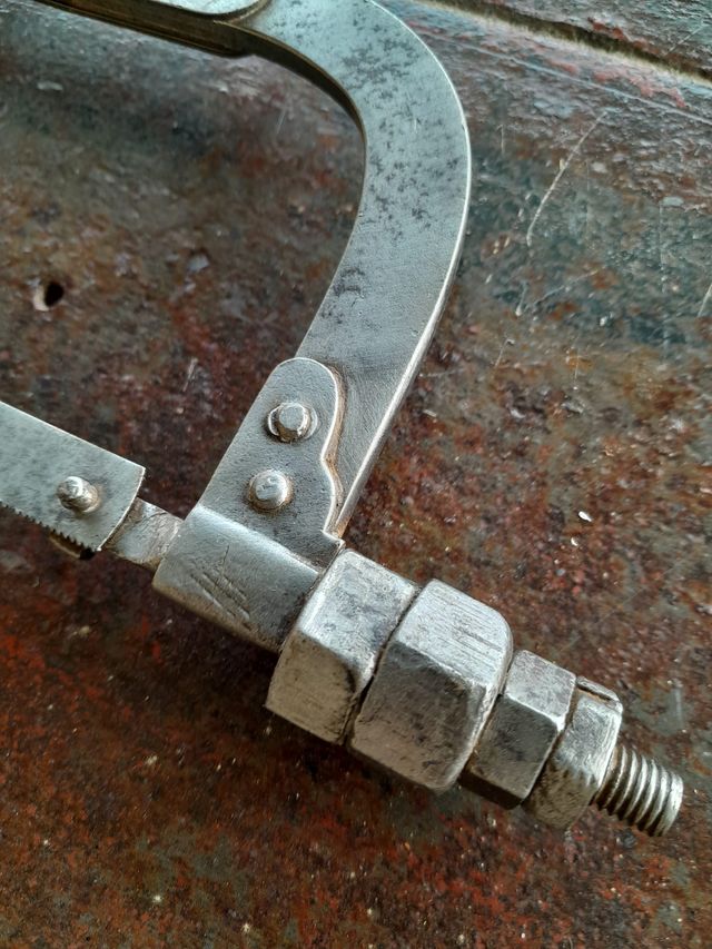 Serrucho de carpintero con mango de madera
