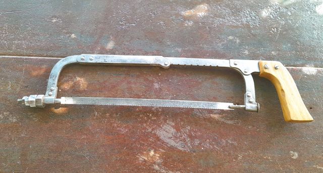 Serrucho de carpintero con mango de madera