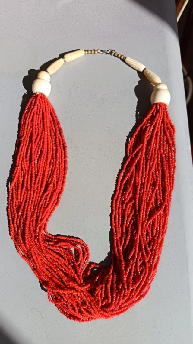 Collar de cuentas rojas y beige