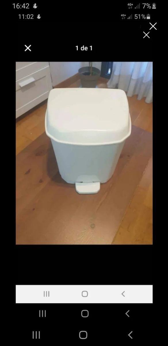 Papelera de baño blanca con pedal