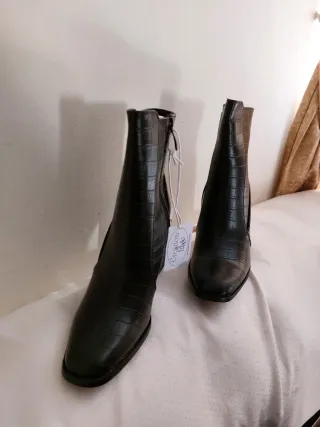 Stivaletti neri effetto pitone